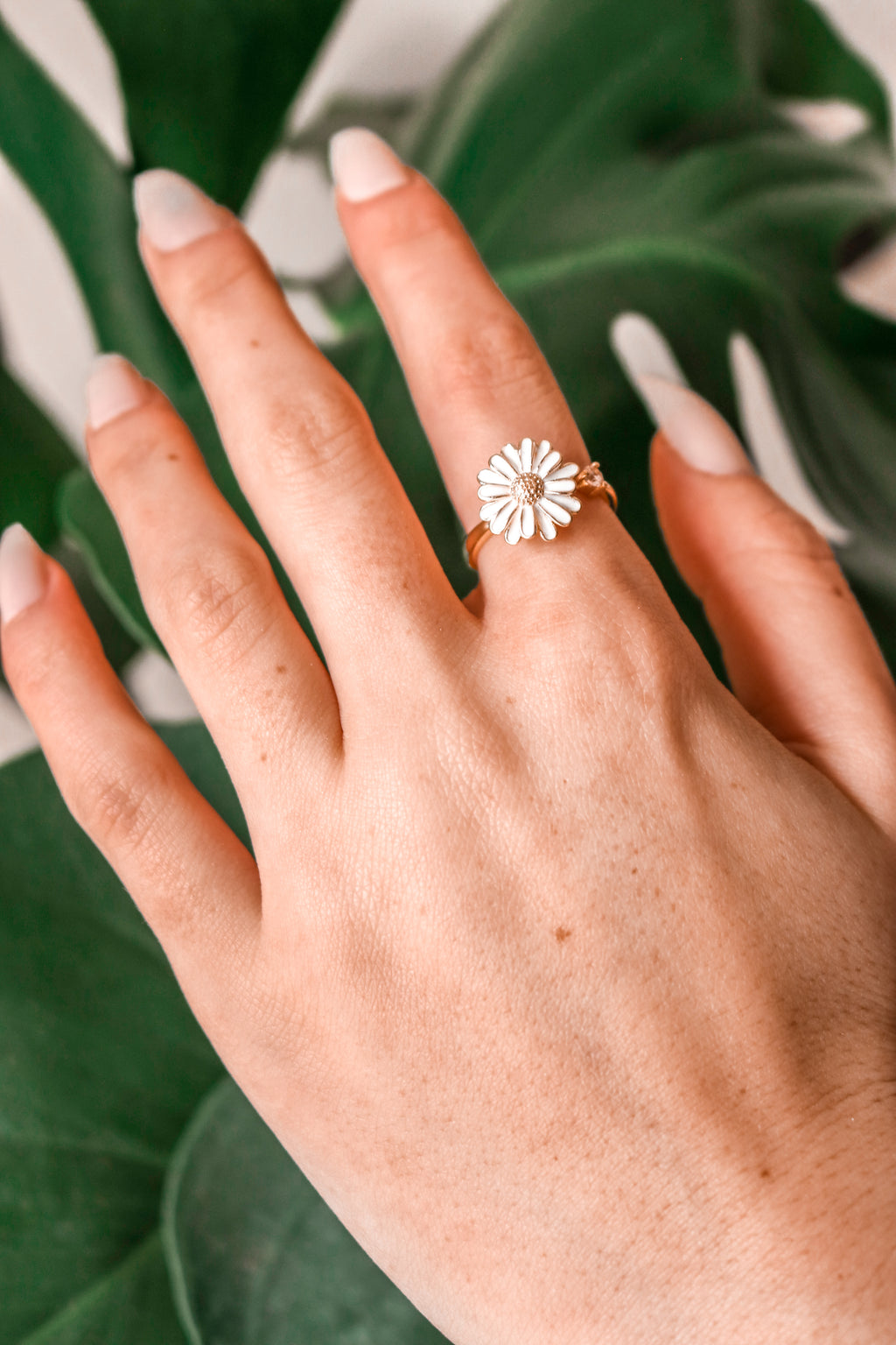 DAISY - White Daisy Dreams Spinner Ring