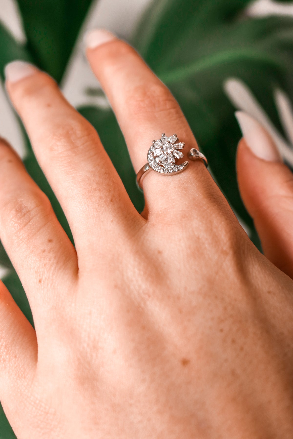 MASHA - Daisy Moon Spinner Ring