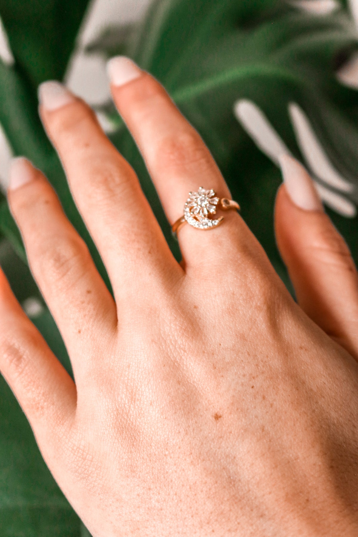 MASHA - Daisy Moon Spinner Ring